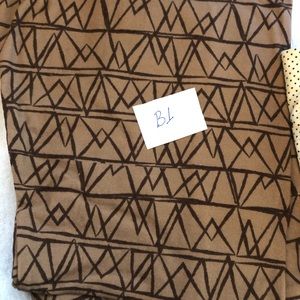 One pair of LuLaRoe leggings, size tall and curvy